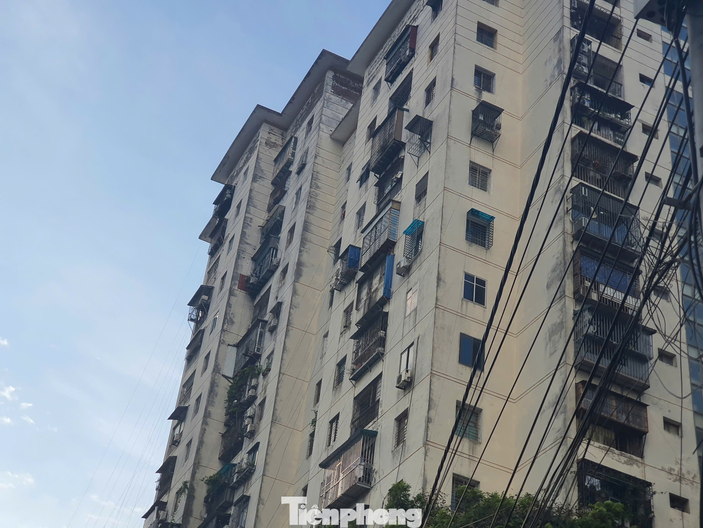 Không chỉ các dự án NƠXH có giá tăng vọt, mà cùng với đà tăng giá của chung cư Hà Nội, giá bán của các căn hộ tái định cư tại dự án đã xuống cấp cũng leo thang.