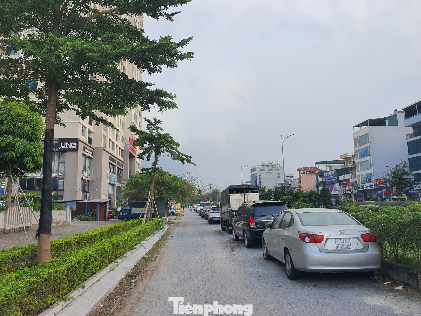 Theo một số cư dân, mặc dù thông thoáng, nhưng hạ tầng tiện ích xung quanh dự án NƠXH 987 Tam Trinh nhiều năm qua vẫn chưa được hoàn thiện. Vỉa hè và đường nội khu của dự án thời gian qua, vẫn còn xảy ra tình trạng bị chiếm dụng thành nơi đỗ xe và bán hàng.