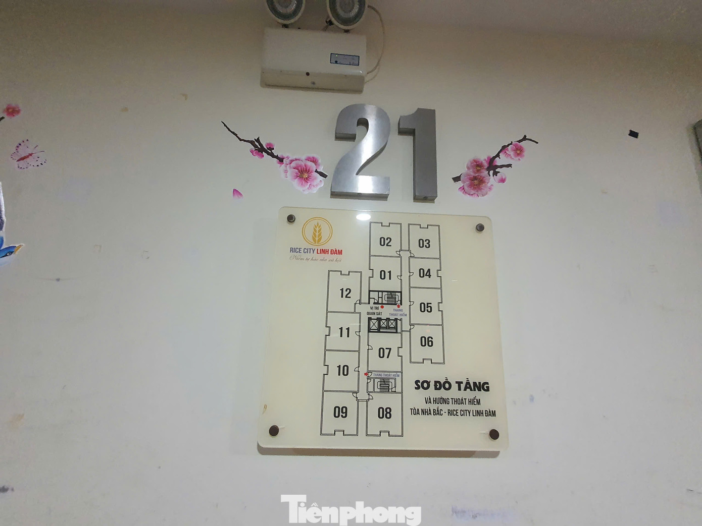 Thời điểm ghi nhận, PV bắt gặp không ít người đến xem căn hộ NƠXH 2 ngủ, 2 vệ sinh có diện tích 63m2, đang được rao bán với giá 3,4 tỷ đồng (gần 54 triệu đồng/m2) tại tòa nhà này.