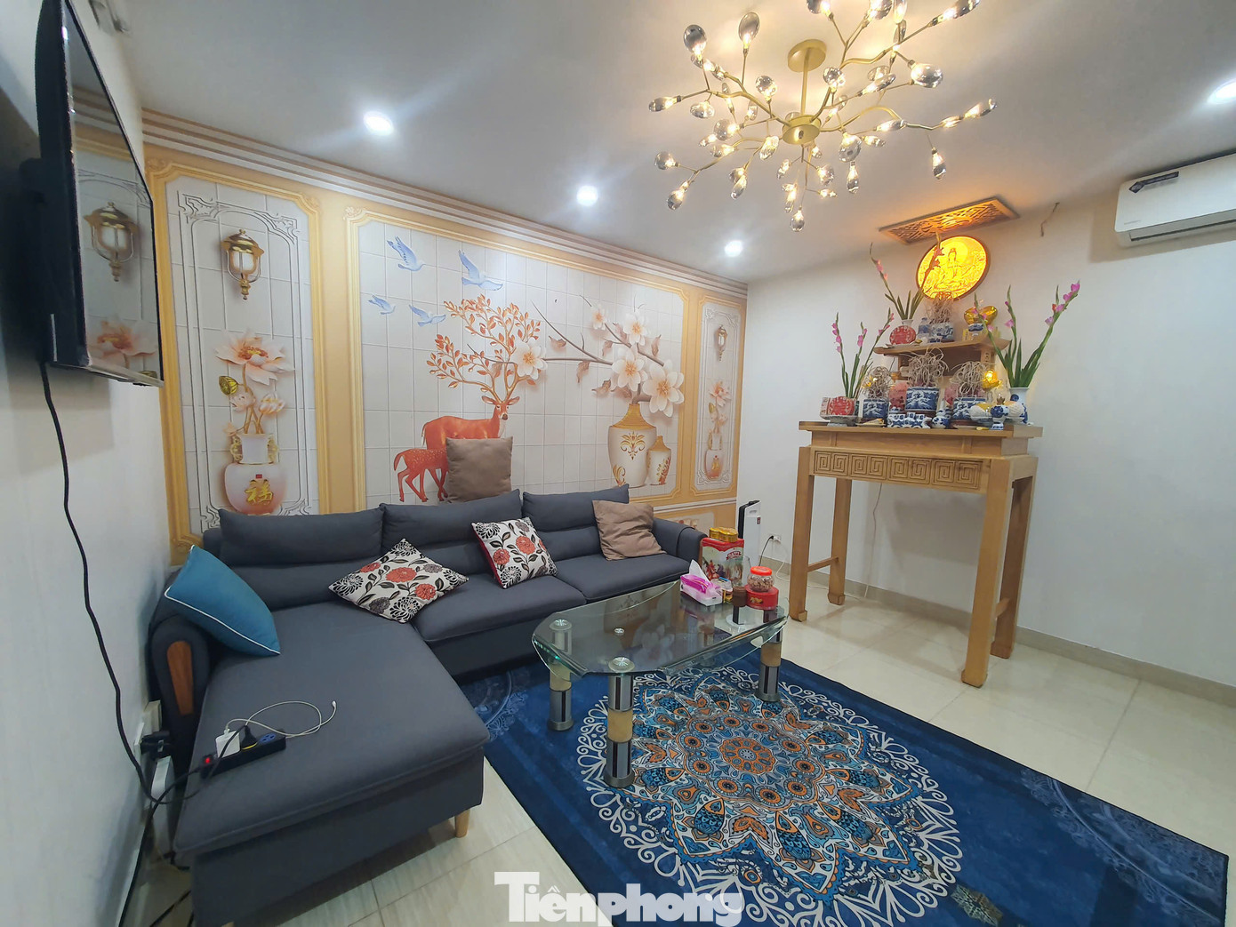 Thời điểm ghi nhận, PV bắt gặp không ít người đến xem căn hộ NƠXH 2 ngủ, 2 vệ sinh có diện tích 63m2, đang được rao bán với giá 3,4 tỷ đồng (gần 54 triệu đồng/m2) tại tòa nhà này.