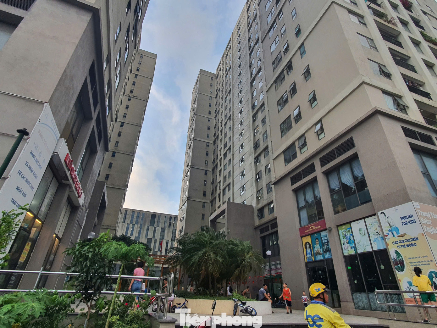 Trao đổi với Tiền Phong, chị Mai Hoa (môi giới bất động sản khu vực Hoàng Mai) cho biết, sở dĩ giá căn hộ NƠXH tại 987 Tam Trinh tăng cao bởi lẽ, dự án này có vị trí thông thoáng, cách không quá xa trung tâm TP. Đặc biệt, đây là một trong số ít dự án NƠXH có hầm để xe, nên được nhiều người lựa chọn.