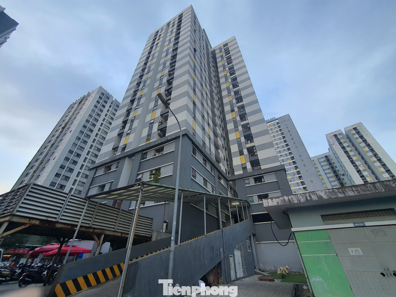 Còn tại tòa NƠXH Bắc Rice City – Tây Nam Linh Đàm (phường Hoàng Liệt, quận Hoàng Mai), thời điểm mở bán năm 2015 có giá gần 15 triệu đồng/m2. Đến hiện tại, sau 9 năm các căn hộ NƠXH tại đây đang được rao bán với giá 54 – 59 triệu đồng/m2.