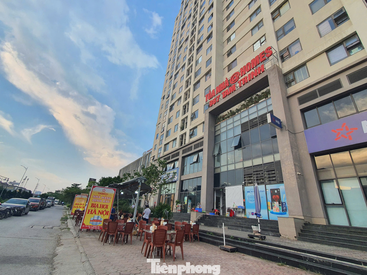 Theo một số cư dân, mặc dù thông thoáng, nhưng hạ tầng tiện ích xung quanh dự án NƠXH 987 Tam Trinh nhiều năm qua vẫn chưa được hoàn thiện. Vỉa hè và đường nội khu của dự án thời gian qua, vẫn còn xảy ra tình trạng bị chiếm dụng thành nơi đỗ xe và bán hàng.