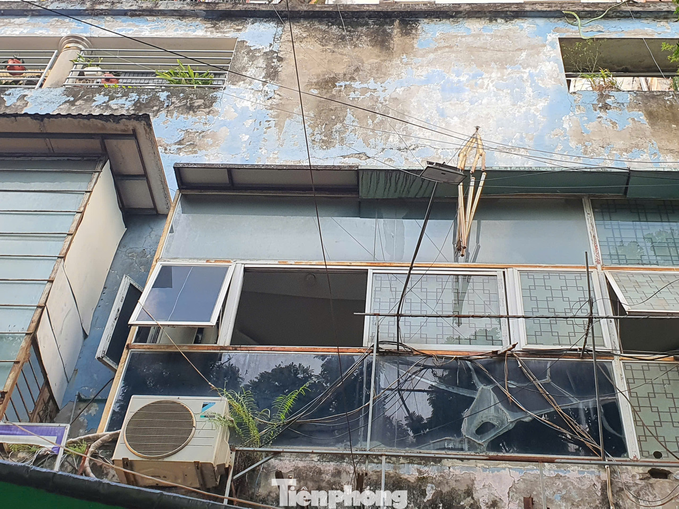 Tại khu tái định cư Đền Lừ (phường Hoàng Văn Thụ, quận Hoàng Mai), một số căn hộ cũ đang được rao bán với mức giá từ 49 – 53 triệu đồng/m2.