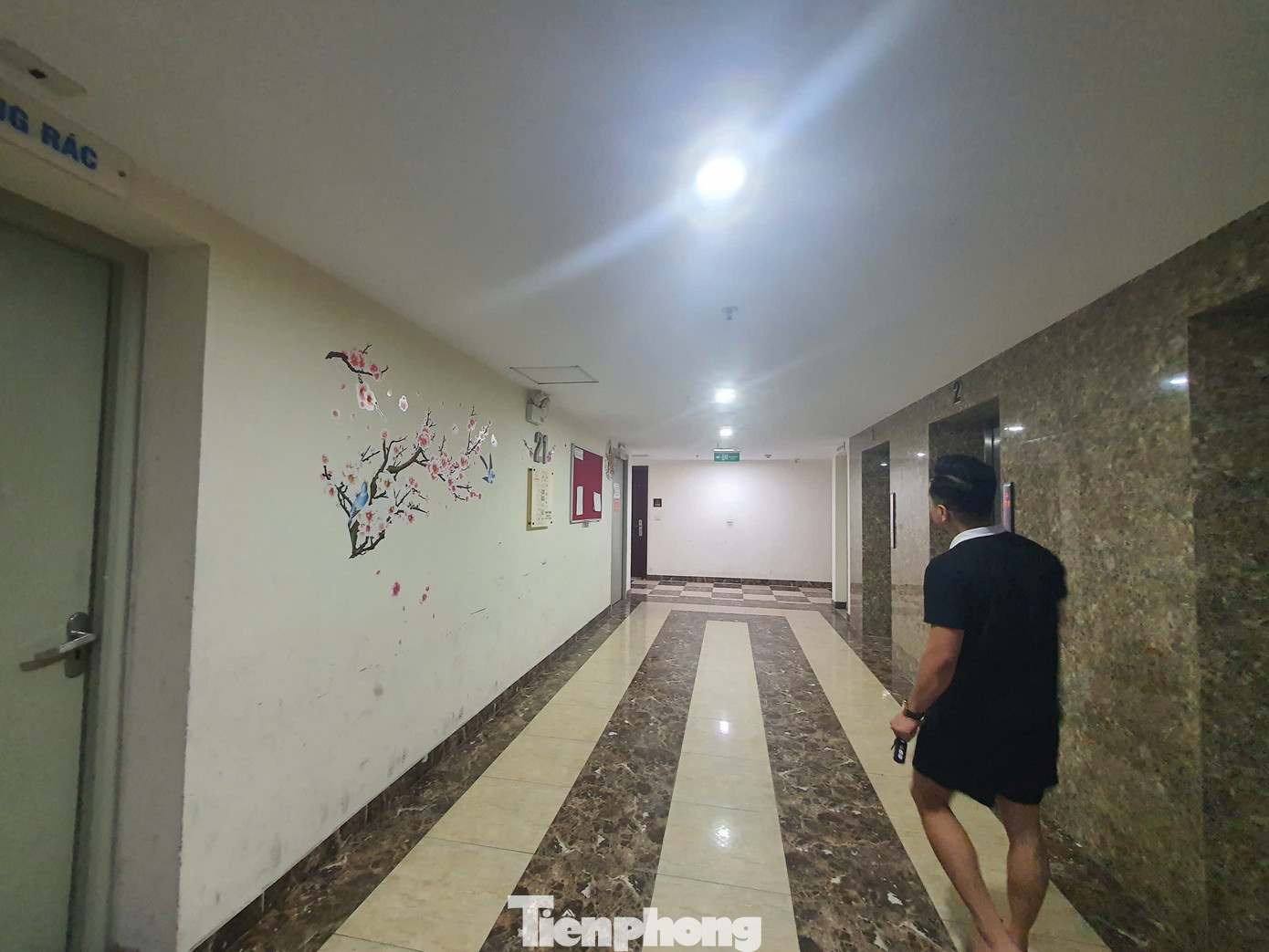 Thời điểm ghi nhận, PV bắt gặp không ít người đến xem căn hộ NƠXH 2 ngủ, 2 vệ sinh có diện tích 63m2, đang được rao bán với giá 3,4 tỷ đồng (gần 54 triệu đồng/m2) tại tòa nhà này.