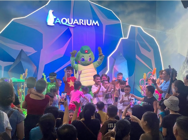 Thủy Cung Vincom Mega Mall Times với tiết mục người cá với lá quốc kỳ được hưởng ứng nhiệt tình