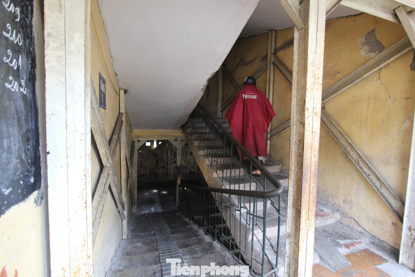 Do đó, mỗi khi mùa mưa bão đến, cư dân sinh sống tại các tòa chung cư và tập thể xuống cấp đều luôn trong trạng thái nơm nớp lo sợ nhà sập.