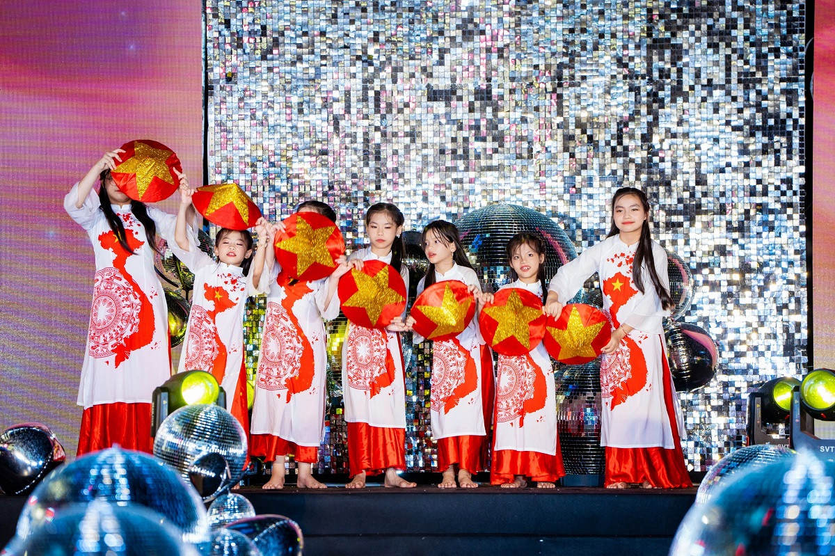 Tiết mục Fashion Show Twinkle - Shining with The Stars tại Vincom Center Bà Triệu.