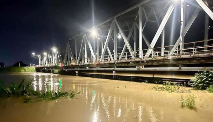 Hậu siêu bão số 3 (Yagi), các nhà máy thủy điện đang xả lũ dẫn đến mực nước sông Hồng dâng cao, dòng chảy xiết, ảnh hưởng đến kết cấu hạ tầng công trình cầu. Do đó Sở GTVT Hà Nội hạn chế phương tiện qua cầu Chương Dương để đảm bảo ATGT. Hậu siêu bão số 3 (Yagi), các nhà máy thủy điện đang xả lũ dẫn đến mực nước sông Hồng dâng cao, dòng chảy xiết, ảnh hưởng đến kết cấu hạ tầng công trình cầu. Do đó Sở GTVT Hà Nội hạn chế phương tiện qua cầu Chương Dương để đảm bảo ATGT.