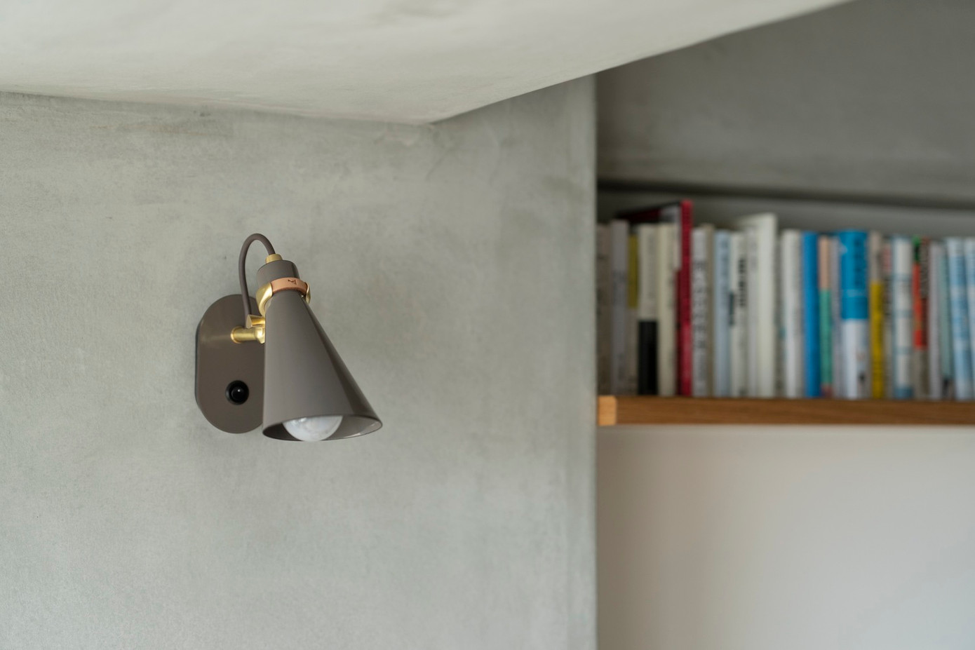 Những cuốn sách, trung tâm cuộc sống của gia chủ, đóng vai trò như một trung tâm kết nối, tạo ra không gian có độ tương phản thấp. Những cuốn sách, trung tâm cuộc sống của gia chủ, đóng vai trò như một trung tâm kết nối, tạo ra không gian có độ tương phản thấp.