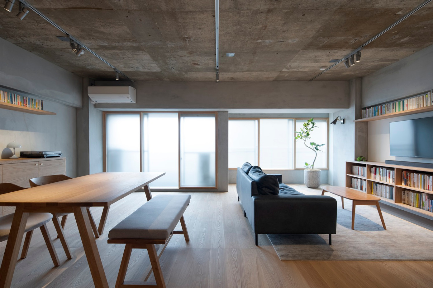 Căn hộ này có diện tích 80m2, là nơi sinh sống của một cặp đôi trẻ, làm việc liên quan đến sách. Căn hộ này có diện tích 80m2, là nơi sinh sống của một cặp đôi trẻ, làm việc liên quan đến sách.