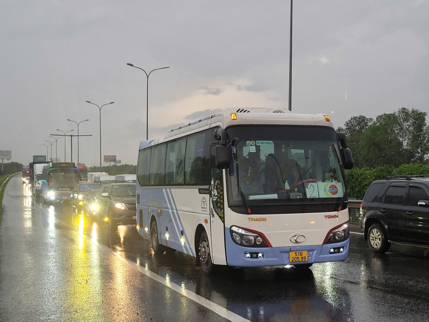 Do một nửa làn đường cao tốc trên cầu Long Thành nối TP HCM và Đồng Nai bị rào chắn để sửa khe co giãn khiến phần đường bị hạn chế, các xe phải di chuyển rất chậm trên cao tốc