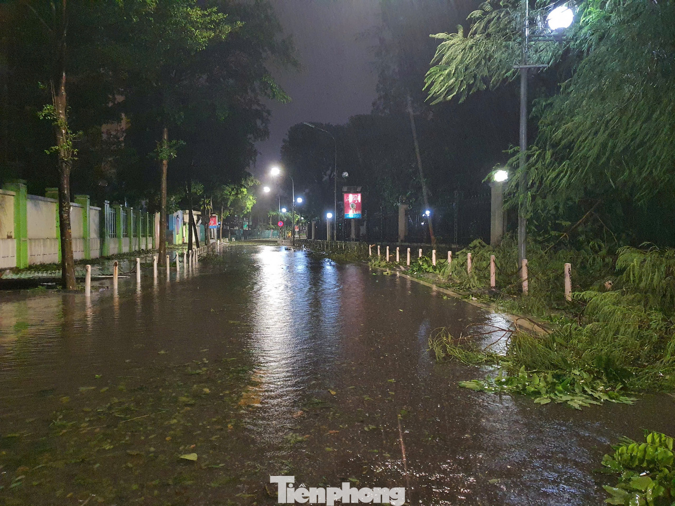 Liên quan đến tình hình lũ lụt tại Hà Nội, khoảng gần 19h, Thủ đô tiếp tục có mưa lớn. Việc này khiến nhiều người lo ngại nước sông Hồng vừa rút có khả năng sẽ dâng lên.