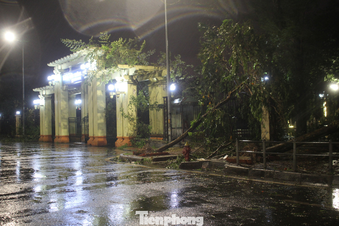 Ghi nhận tại công viên Thống Nhất (phường Phương Liên, quận Đống Đa) – công viên cây xanh biểu tượng của TP Hà Nội lúc 23h30 ngày 7/9 – 0h00 ngày 8/9, siêu bão đã khiến hơn nửa cây cổ thụ tại mặt đường Lê Duẩn bật gốc. Ghi nhận tại công viên Thống Nhất (phường Phương Liên, quận Đống Đa) – công viên cây xanh biểu tượng của TP Hà Nội lúc 23h30 ngày 7/9 – 0h00 ngày 8/9, siêu bão đã khiến hơn nửa cây cổ thụ tại mặt đường Lê Duẩn bật gốc.