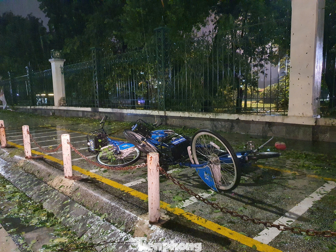 Hầu hết các xe đạp công cộng để quanh công viên Thống Nhất đều bị gió bão làm ngã rạp, đổ chồng lên nhau. Hầu hết các xe đạp công cộng để quanh công viên Thống Nhất đều bị gió bão làm ngã rạp, đổ chồng lên nhau.