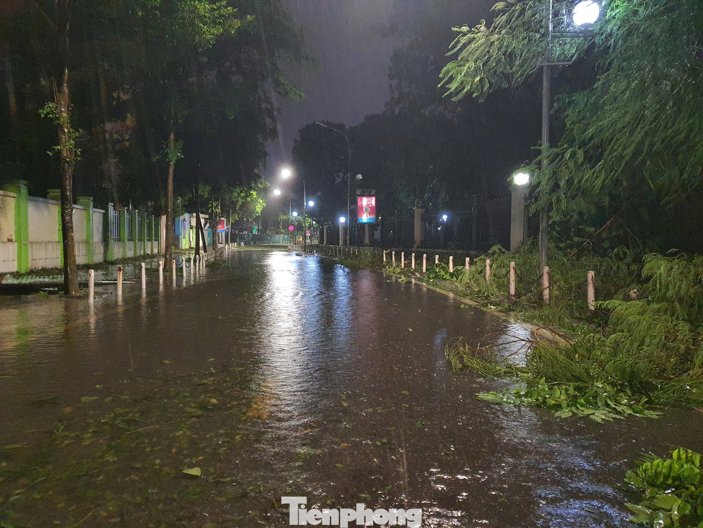 Một đoạn đường Nguyễn Đình Chiểu tiếp giáp với công viên Thống Nhất bị ngập sâu. Một đoạn đường Nguyễn Đình Chiểu tiếp giáp với công viên Thống Nhất bị ngập sâu.