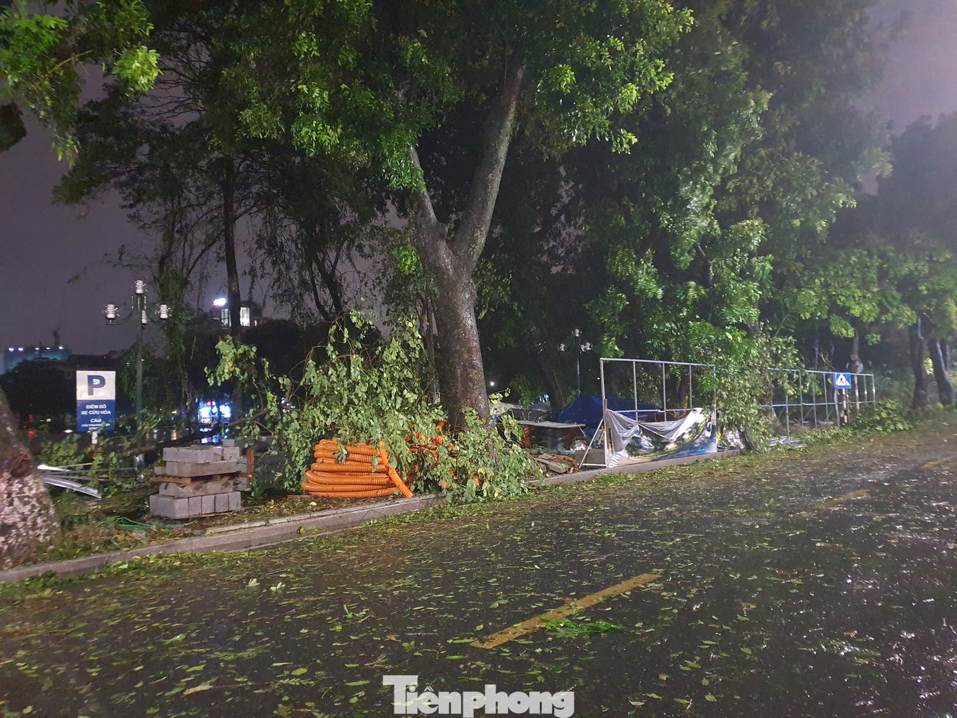 Ở phía mặt đường Trần Nhân Tông, gió bão cũng làm nhiều cây lớn xước cành. Ở phía mặt đường Trần Nhân Tông, gió bão cũng làm nhiều cây lớn xước cành.