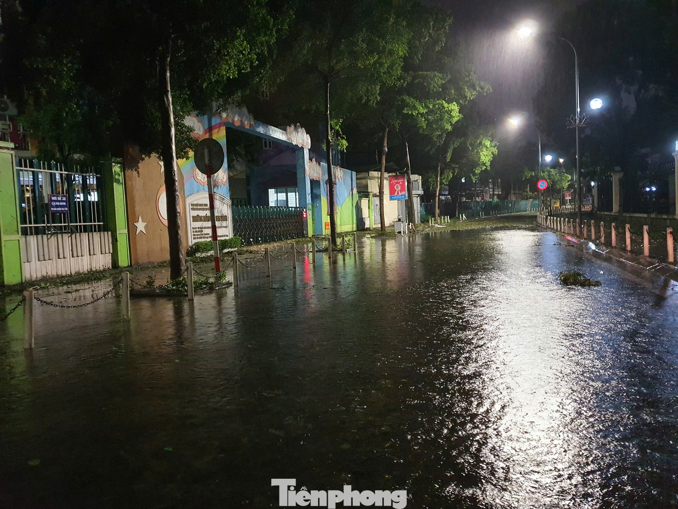 Một đoạn đường Nguyễn Đình Chiểu tiếp giáp với công viên Thống Nhất bị ngập sâu. Một đoạn đường Nguyễn Đình Chiểu tiếp giáp với công viên Thống Nhất bị ngập sâu.