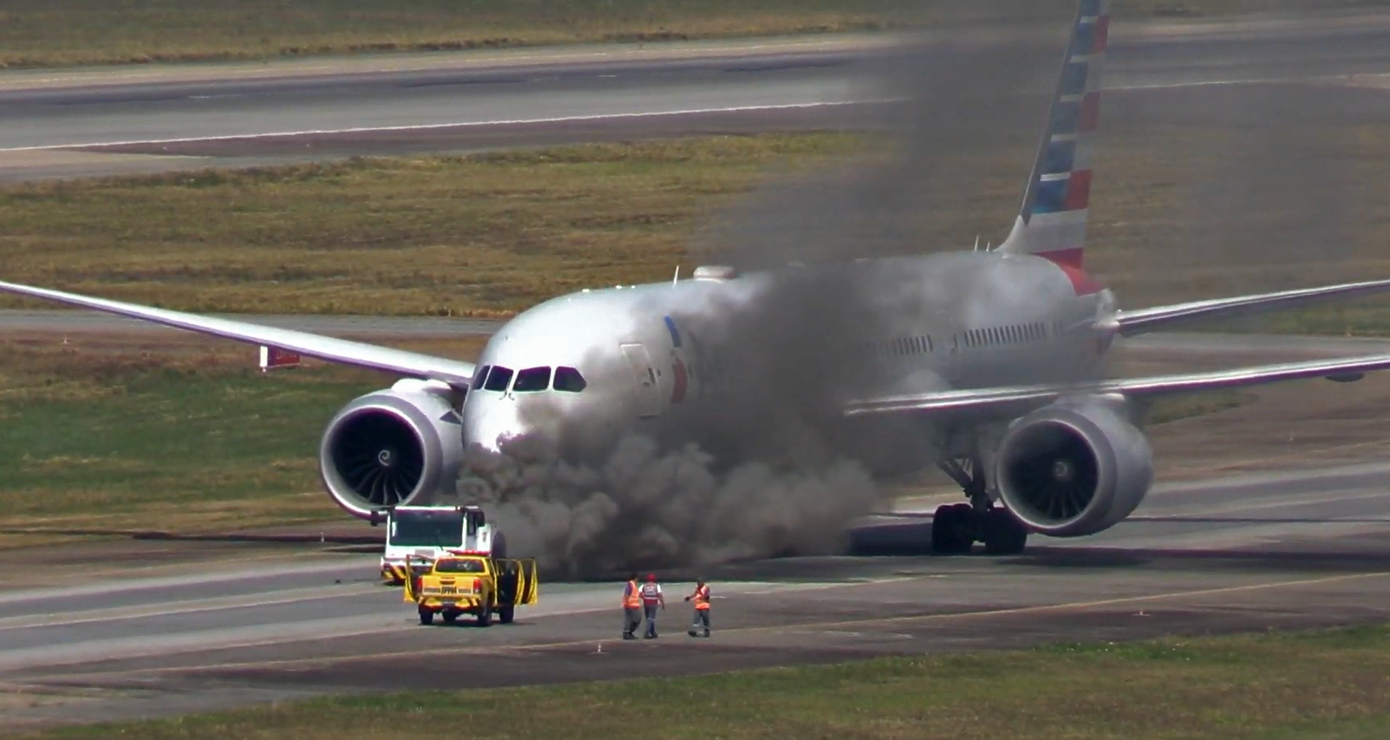 Nhiều người phát hiện khói đen bốc lên từ phía sau tàu kéo chiếc Boeing 787-9 Dreamliner của Hãng hàng không American Airlines (ảnh cắt từ màn hình video).