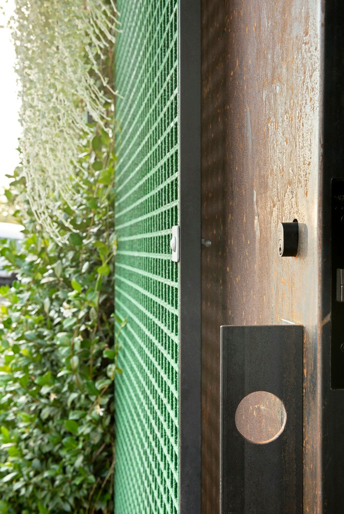 Điểm nhấn đặc biệt của ngôi nhà là mặt tiền được phủ một lớp cây xanh để làm mát không gian trong nhà.