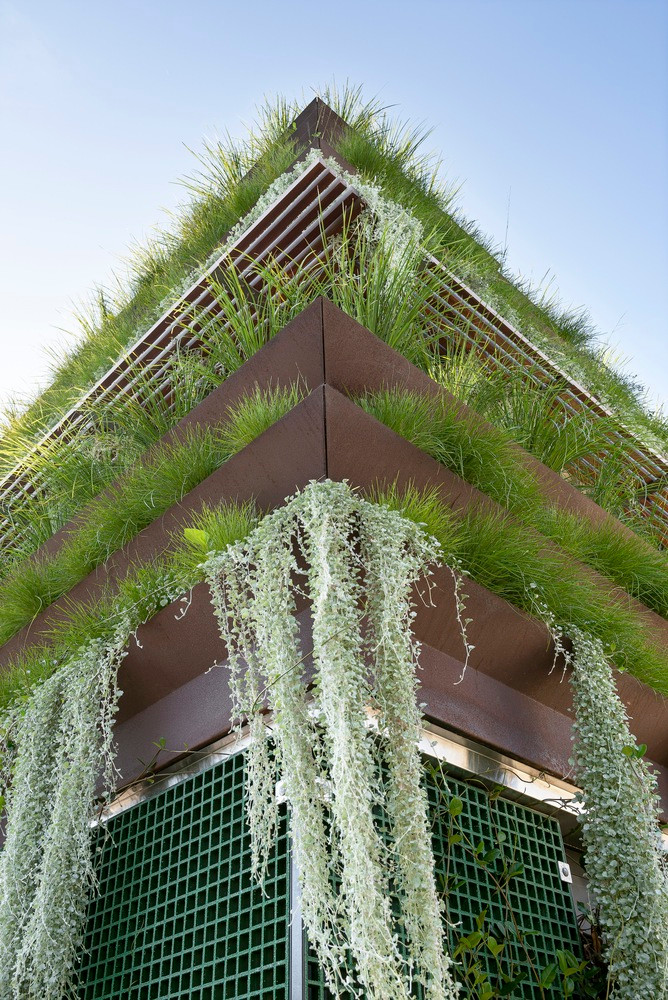 Sau 10 năm được xây dựng, ngôi nhà nhỏ này được cải tạo không gian bên ngoài và bên trong, để loại bỏ lỗi của người xây dựng và đáp ứng nhu cầu của người ở.