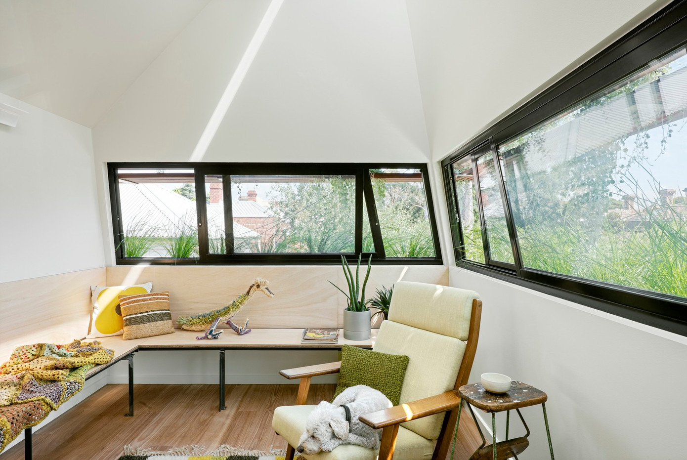 Khu vực sinh hoạt có chỗ ngồi tùy chỉnh để tổ chức tiệc tối cho khách đến nhà.