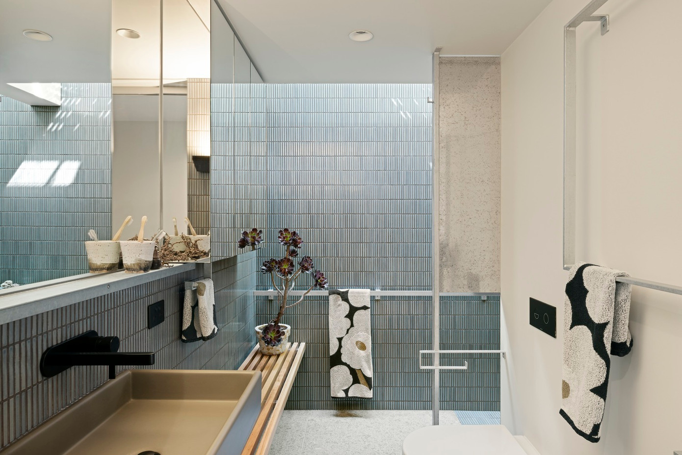 Phòng tắm đã được cải tạo để giải quyết vấn đề vòi sen bị rò rỉ và tủ giặt ở vị trí kỳ lạ, tủ đầu tiên được mở ra để tạo cảm giác rộng rãi trái ngược với diện tích nhỏ của tòa nhà, và tủ sau được chuyển đến ban công trên lầu trước đây hiếm khi được sử dụng.