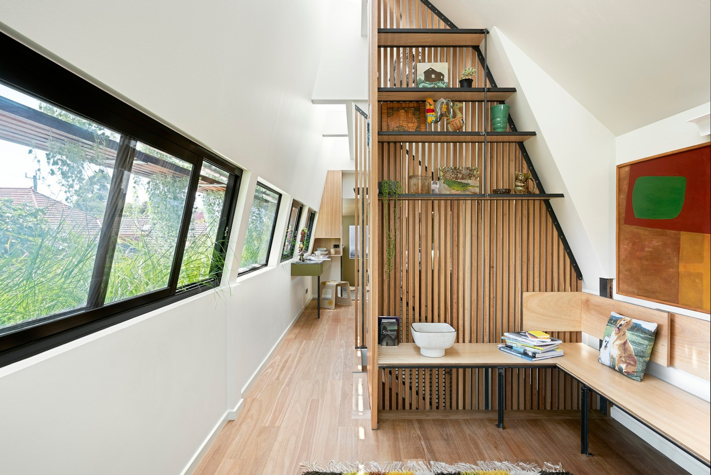 Theo đó, cửa bản lề được thay thế bằng cửa trượt và lắp đặt hệ thống khung cửa tùy chỉnh để giải quyết tình trạng thiếu không gian lưu trữ.