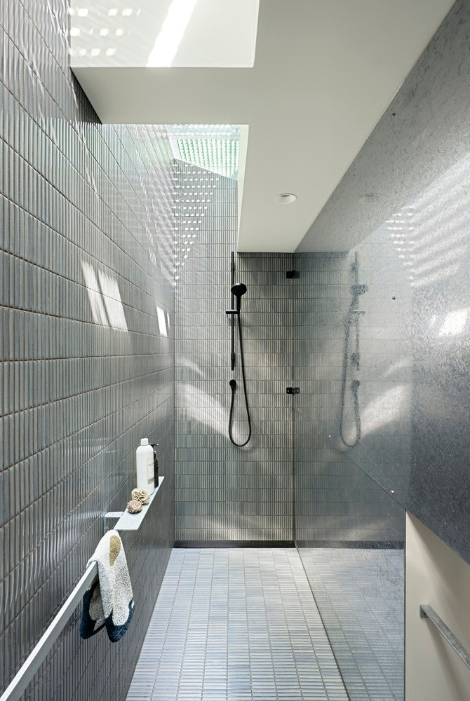 Phòng tắm đã được cải tạo để giải quyết vấn đề vòi sen bị rò rỉ và tủ giặt ở vị trí kỳ lạ, tủ đầu tiên được mở ra để tạo cảm giác rộng rãi trái ngược với diện tích nhỏ của tòa nhà, và tủ sau được chuyển đến ban công trên lầu trước đây hiếm khi được sử dụng.