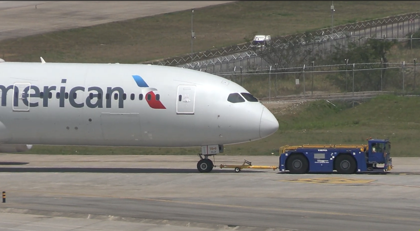 Tàu kéo máy bay được sử dụng tại các sân bay trên toàn thế giới vì nhiều lý do, chủ yếu là vì hiệu quả, an toàn và tiết kiệm chi phí (ảnh cắt từ màn hình video).