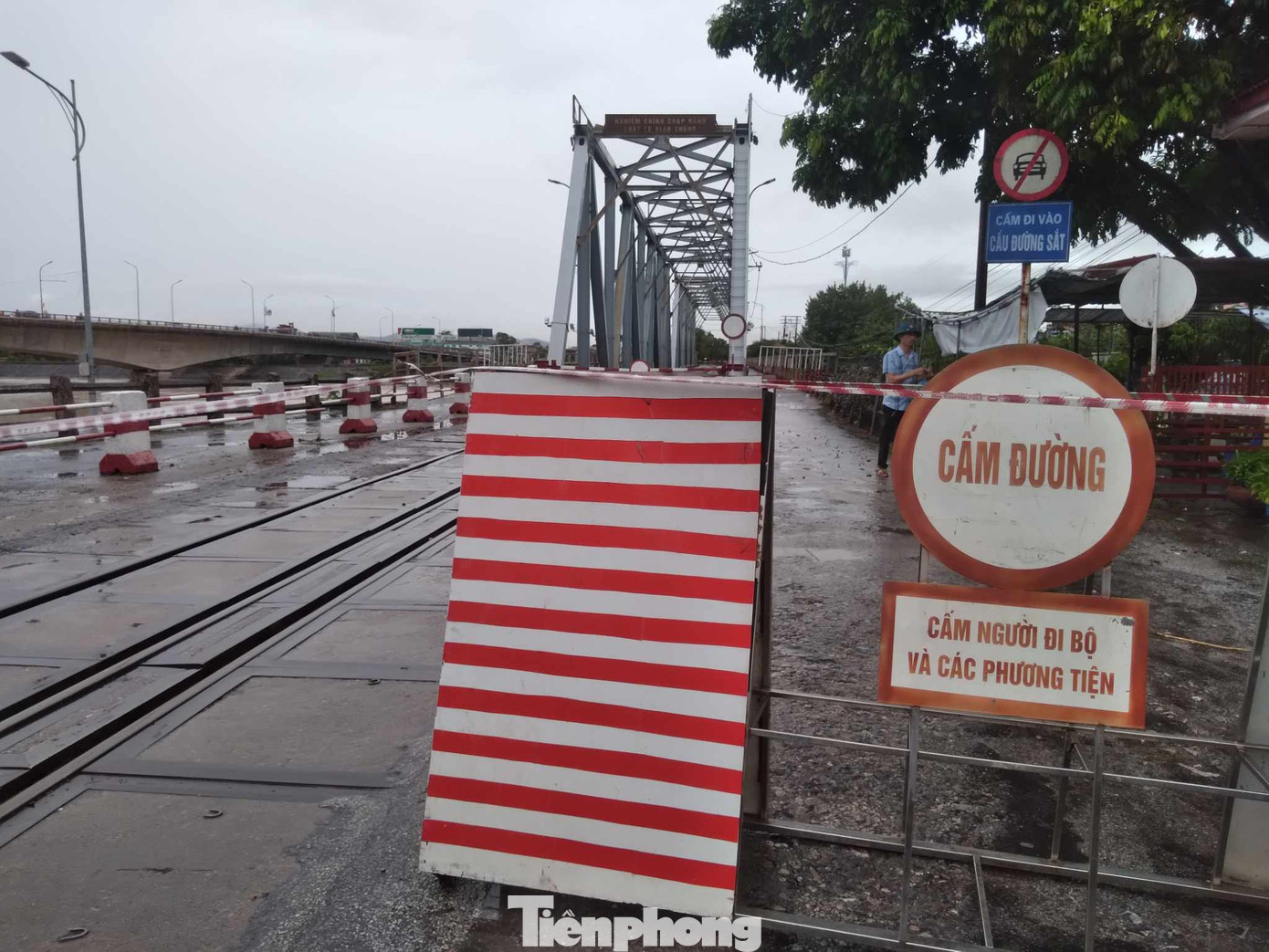 Cơ quan chức năng Bắc Giang khuyến cáo người dân, không đi qua cầu sắt bắc qua sông Thương thuộc địa phận TP Bắc Giang. Cơ quan chức năng Bắc Giang khuyến cáo người dân, không đi qua cầu sắt bắc qua sông Thương thuộc địa phận TP Bắc Giang.