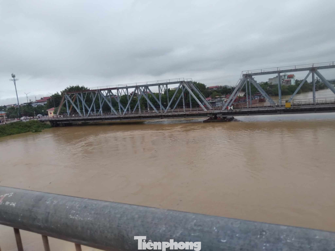 Cơ quan chức năng Bắc Giang khuyến cáo người dân, không đi qua cầu sắt bắc qua sông Thương thuộc địa phận TP Bắc Giang. Cơ quan chức năng Bắc Giang khuyến cáo người dân, không đi qua cầu sắt bắc qua sông Thương thuộc địa phận TP Bắc Giang.