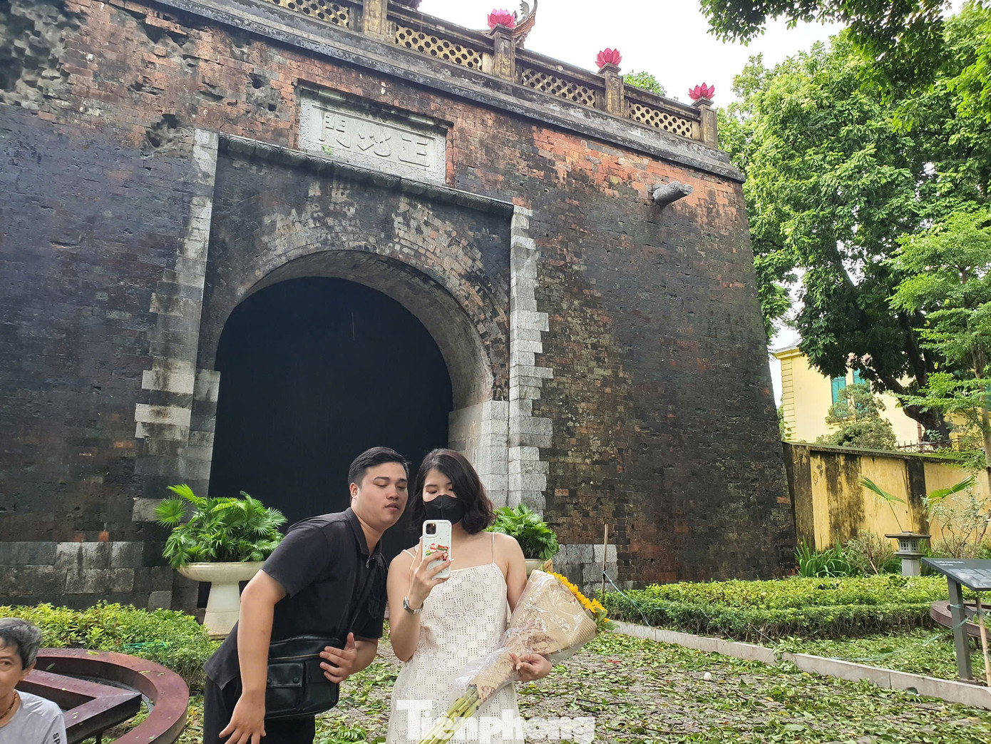 Một bó hoa hướng dương như trong hình được cho thuê để chụp ảnh với giá 30.000 đồng, nếu đổi sang là bó hoa sen sẽ có giá thuê là 50.000 đồng. Một bó hoa hướng dương như trong hình được cho thuê để chụp ảnh với giá 30.000 đồng, nếu đổi sang là bó hoa sen sẽ có giá thuê là 50.000 đồng.