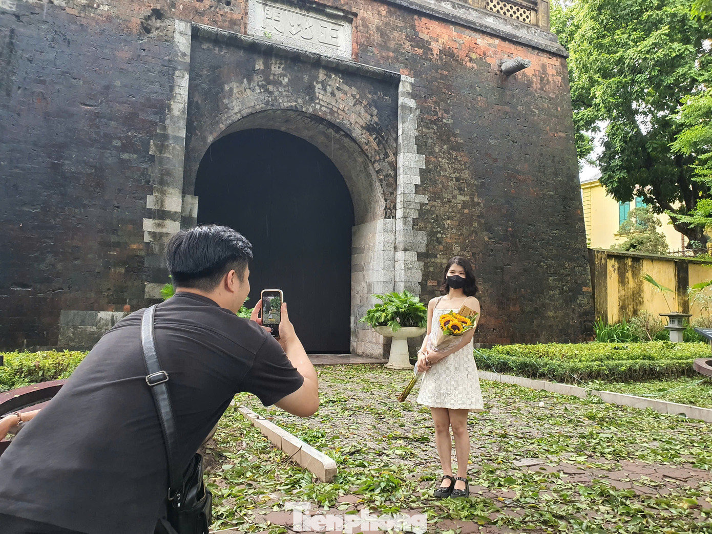 Trao đổi với Tiền Phong, Trương Thị Nhài (SN 2002) cho biết: “Ngày thường tôi không có thời gian lên phố Phan Đình Phùng chụp ảnh như mọi người. Được ngày chủ Nhật lên đây chụp ảnh thì cây cối ngổn ngang, nhưng không sao cả, tôi vẫn có thể chụp được những tấm hình ưng ý. Mặc dù vậy, nhưng khi nhìn thấy con đường tan hoang thế này, tôi thấy rất xót xa”. Trao đổi với Tiền Phong, Trương Thị Nhài (SN 2002) cho biết: “Ngày thường tôi không có thời gian lên phố Phan Đình Phùng chụp ảnh như mọi người. Được ngày chủ Nhật lên đây chụp ảnh thì cây cối ngổn ngang, nhưng không sao cả, tôi vẫn có thể chụp được những tấm hình ưng ý. Mặc dù vậy, nhưng khi nhìn thấy con đường tan hoang thế này, tôi thấy rất xót xa”.