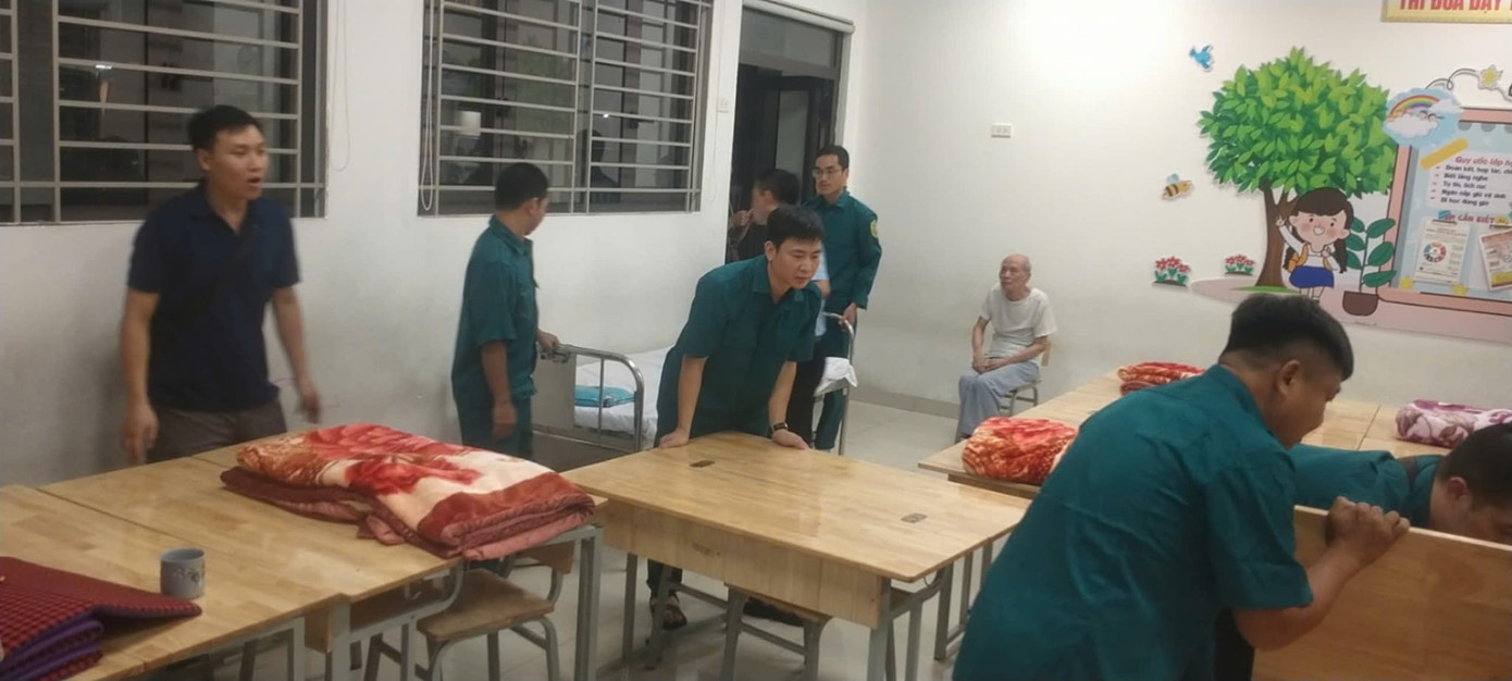 Trao đổi với Tiền Phong, ông Nguyễn Quang Gắng (74 tuổi, cư dân chung cư A7 Tân Mai) cho biết: Khoảng 21h, 160 người dân sống tại tòa nhà đã được di dời đến trường Tiểu học Tân Mai, cách chung cư 300m để đảm bảo an toàn trước khi siêu bão đổ bộ.