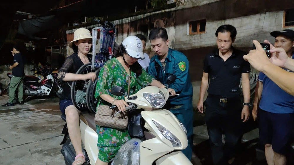 Liên quan đến công tác ứng phó siêu bão Yagi (bão số 3) tại Hà Nội, ngay trong đêm 6/9, tất cả người dân sinh sống tại chung cư A7 Tân Mai, đã được chính quyền di dời khỏi tòa nhà. (Ảnh: LLVT quận Hoàng Mai)