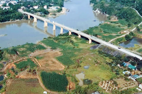 Cầu Bợ, QL.3B, xã Thái Sơn, huyện Hàm Yên. Cầu Bợ, QL.3B, xã Thái Sơn, huyện Hàm Yên.