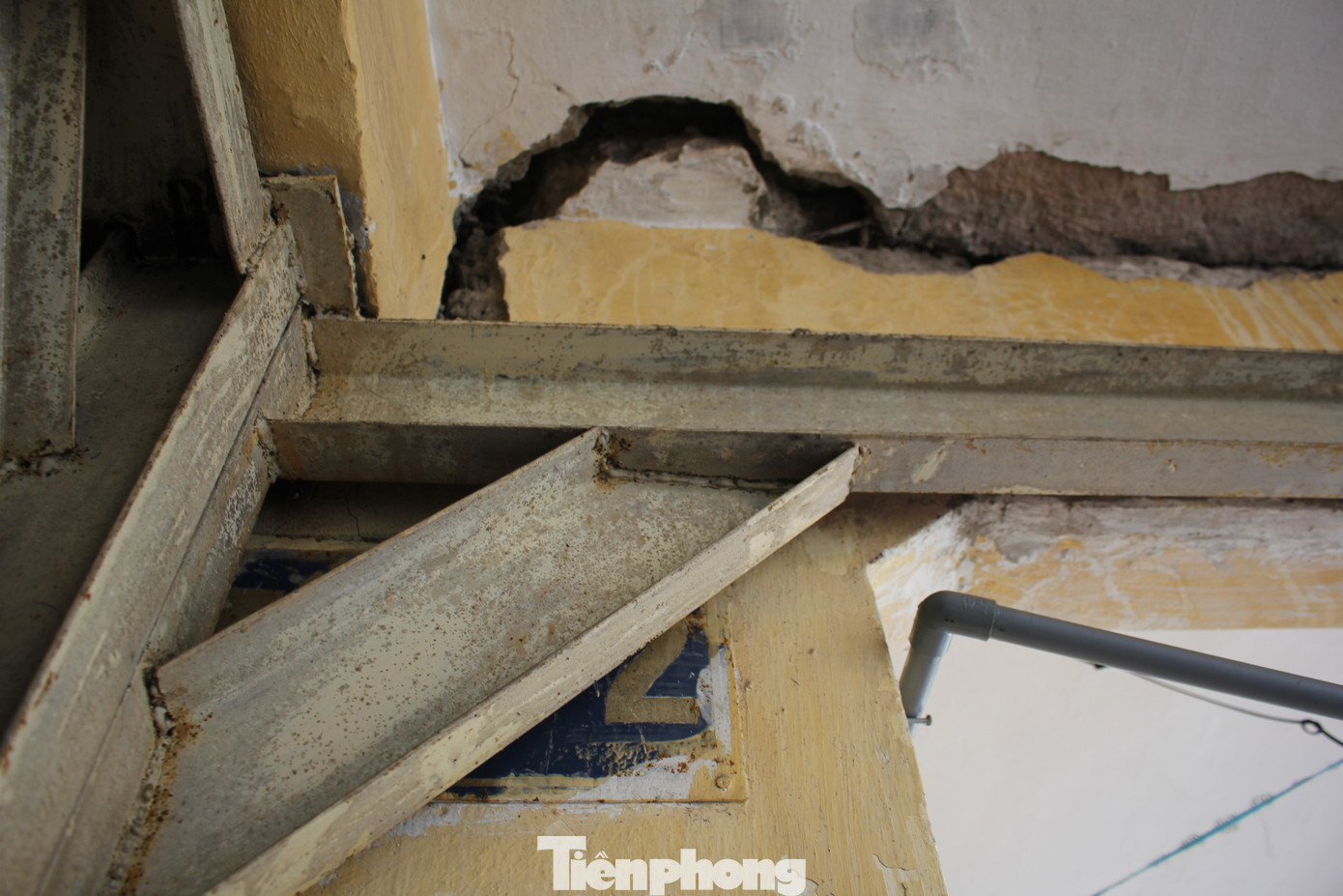 Hầu hết các khu chung cư này đã và đang xuống cấp về chất lượng công trình cũng như quá tải về hệ thống hạ tầng kỹ thuật và hạ tầng xã hội, cần phải được cải tạo, xây dựng lại.