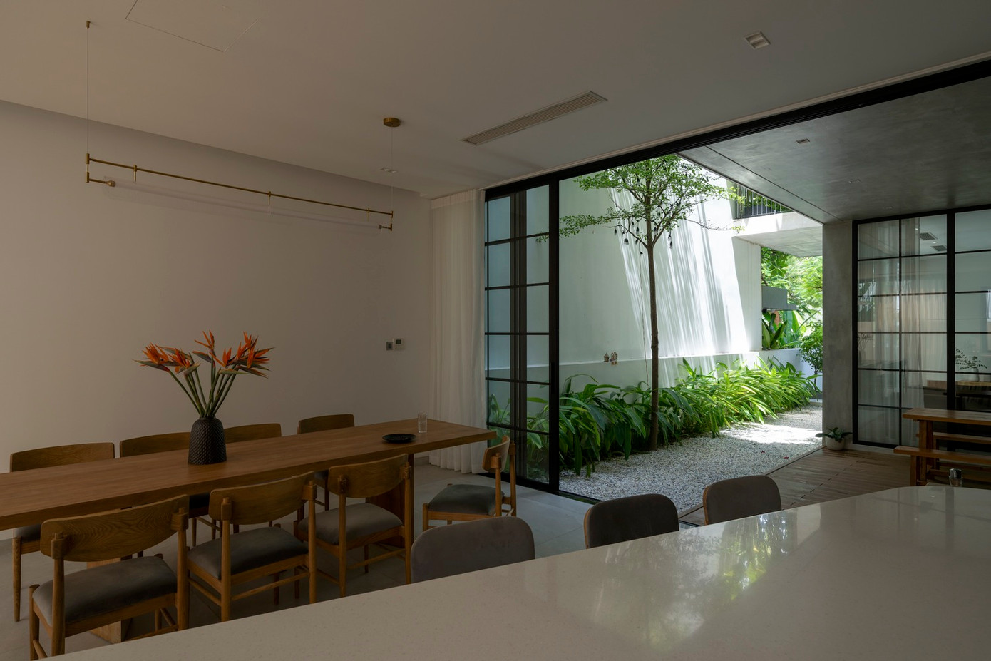 Các khối không gian như phòng ngủ, phòng khách, bếp,... đảm bảo sự riêng tư nhưng vẫn hướng đến sự tự do, cởi mở và tận dụng tối đa lợi thế của bối cảnh.