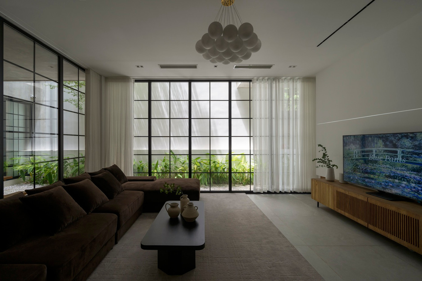 Hệ thống che nắng bằng gỗ linh hoạt kết hợp với nhiều loại cây xanh tạo nên những chuyển động thú vị trong ngày cũng như sự hài hòa với cảnh quan xung quanh.