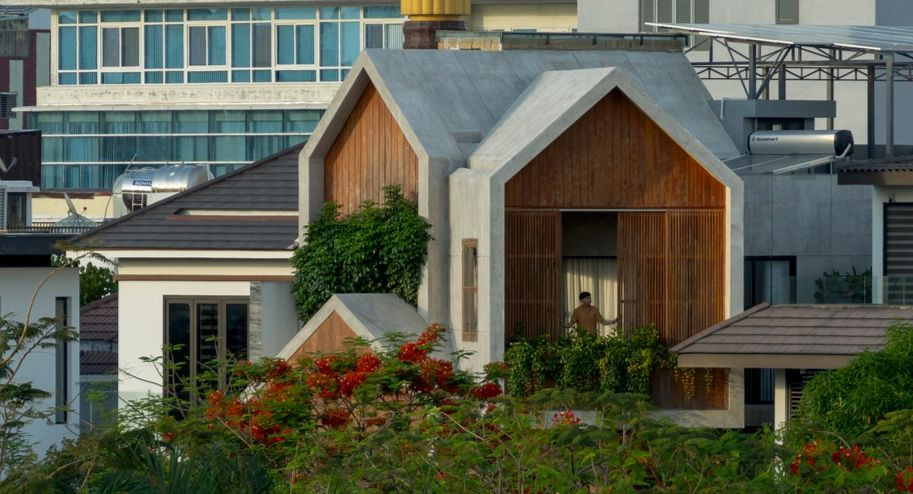 Hệ thống che nắng bằng gỗ linh hoạt kết hợp với nhiều loại cây xanh tạo nên những chuyển động thú vị trong ngày cũng như sự hài hòa với cảnh quan xung quanh.