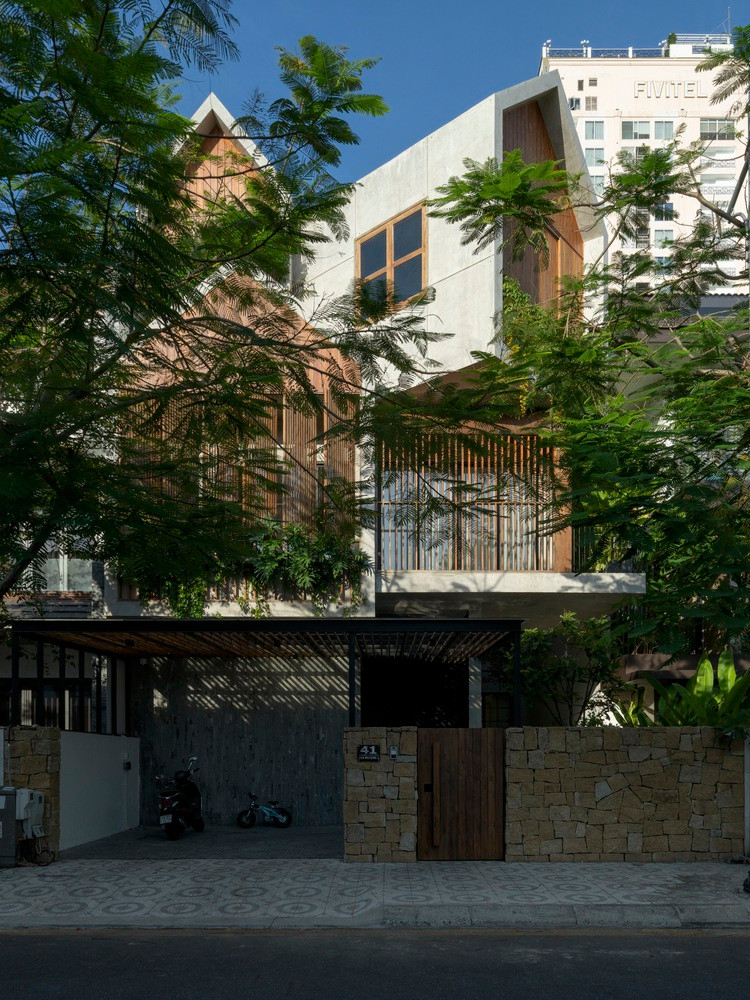 Hình thái tổng thể của biệt thự là những đường nét và hình khối gọn gàng, súc tích.