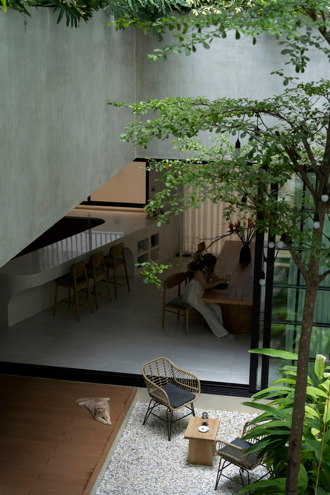 Các khối không gian như phòng ngủ, phòng khách, bếp,... đảm bảo sự riêng tư nhưng vẫn hướng đến sự tự do, cởi mở và tận dụng tối đa lợi thế của bối cảnh.