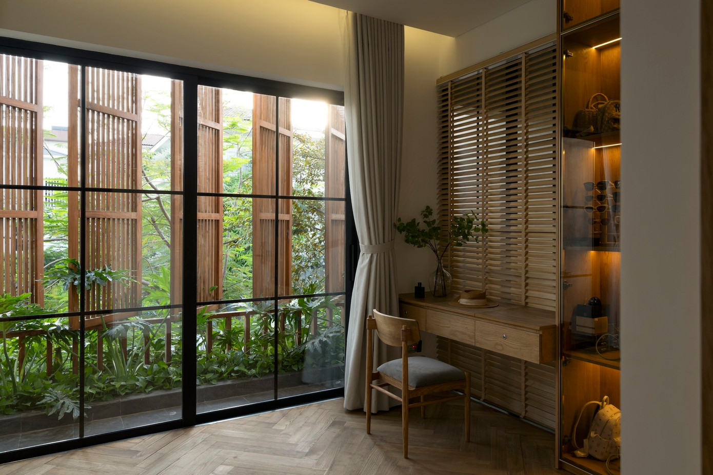 Hệ thống che nắng bằng gỗ linh hoạt kết hợp với nhiều loại cây xanh tạo nên những chuyển động thú vị trong ngày cũng như sự hài hòa với cảnh quan xung quanh.