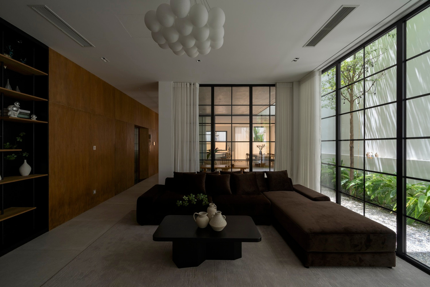 Các khối không gian như phòng ngủ, phòng khách, bếp,... đảm bảo sự riêng tư nhưng vẫn hướng đến sự tự do, cởi mở và tận dụng tối đa lợi thế của bối cảnh.