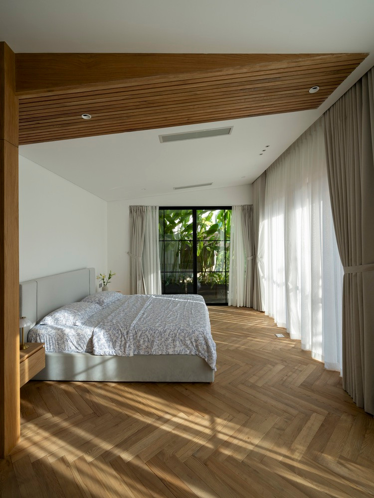 Các khối không gian như phòng ngủ, phòng khách, bếp,... đảm bảo sự riêng tư nhưng vẫn hướng đến sự tự do, cởi mở và tận dụng tối đa lợi thế của bối cảnh.