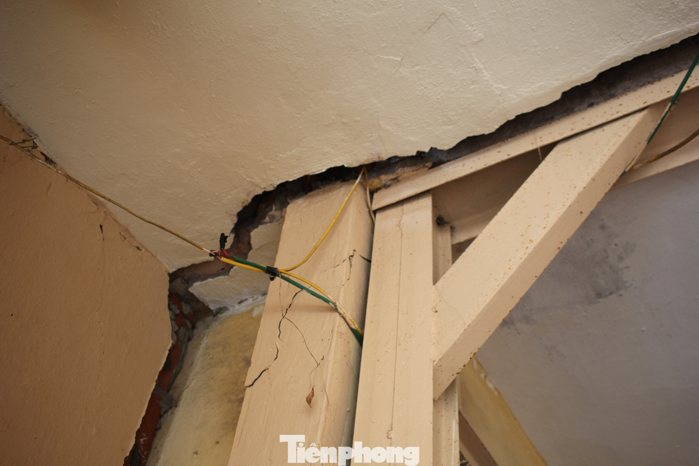 Đặc biệt, ngoài việc nứt và sụt lún thì toàn bộ hệ thống thoát nước của tòa nhà đã hư hỏng nặng. Do đó, mỗi khi mùa mưa bão đến, nước tràn cả xuống nhà theo các khe nứt ở trần.