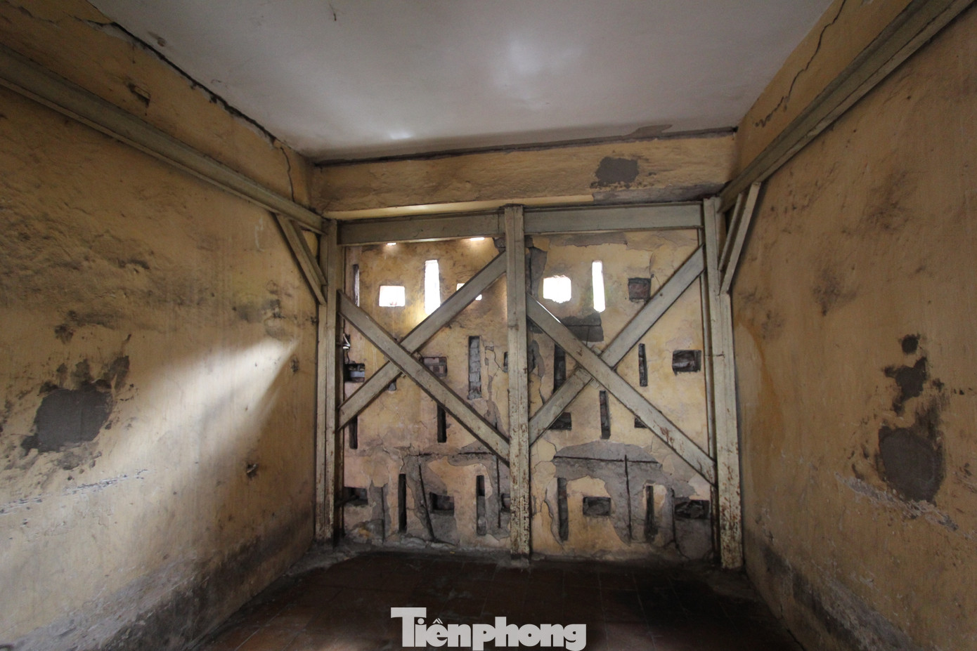 Ngay sau đó, tòa nhà đã được lắp giàn giáo bằng thép để gia cố tạm thời.