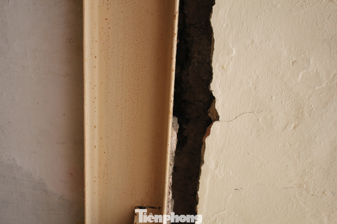 Do đó, mỗi khi mùa mưa bão đến, cư dân sinh sống tại các tòa chung cư và tập thể xuống cấp đều luôn trong trạng thái nơm nớp lo sợ nhà sập.