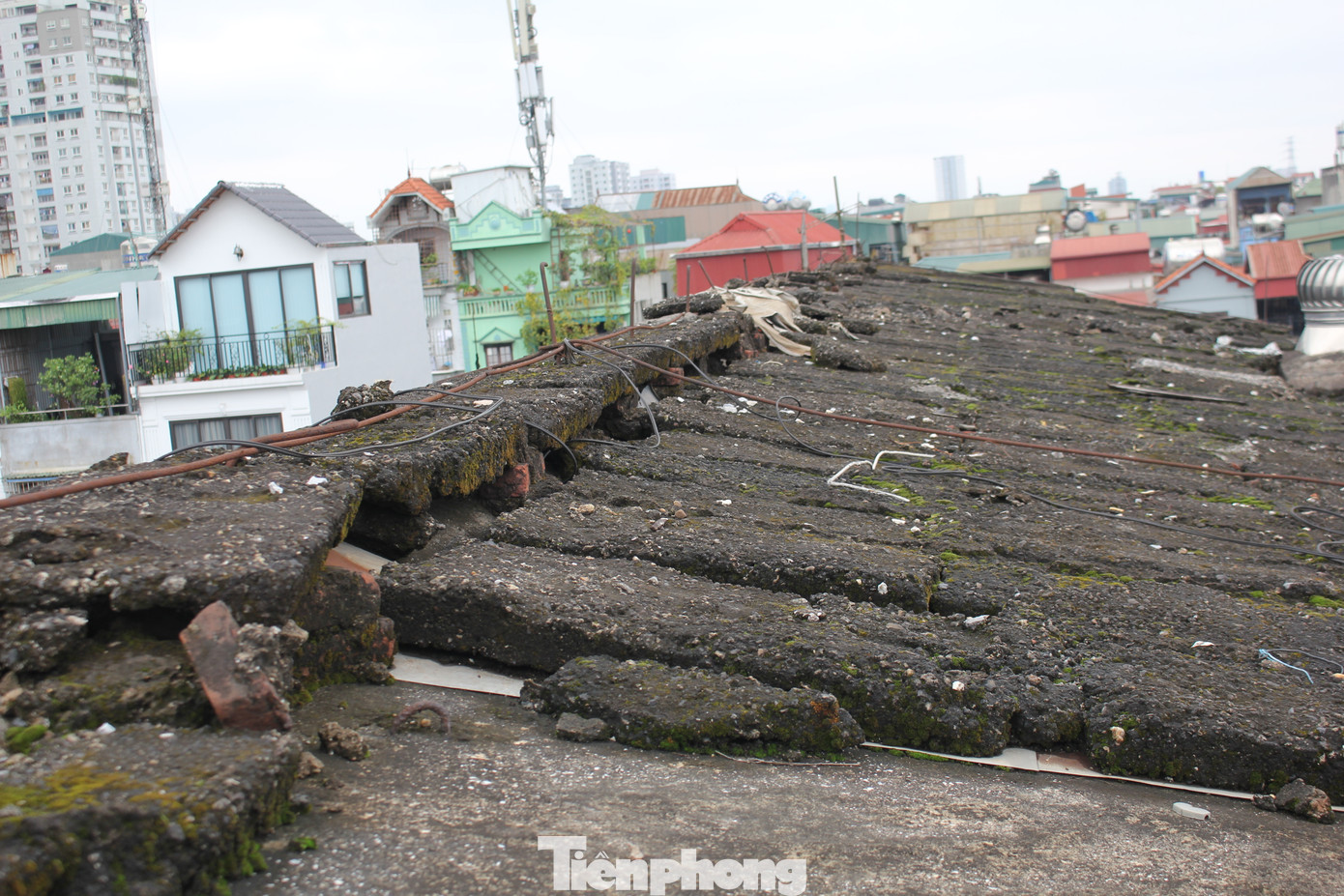 Thậm chí, vào đợt mưa bão đầu và giữa năm 2016, một số mái che của tòa nhà bị hất tung.